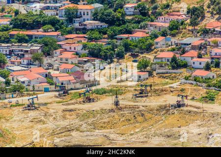 Vue aérienne des derricks pétroliers dans la banlieue de Bakou, Azerbaïdjan Banque D'Images