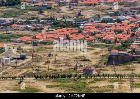 Vue aérienne des derricks pétroliers dans la banlieue de Bakou, Azerbaïdjan Banque D'Images