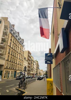 Paris, France, drapeau français sur un bâtiment dans une scène de rue vide Banque D'Images