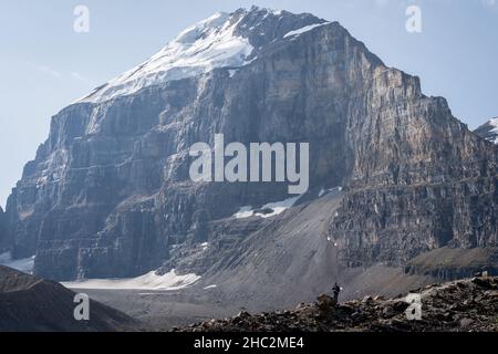 Immense montagne autonome avec glacier sur son sommet depuis le parc national Banff dans les Rocheuses canadiennes. Banque D'Images