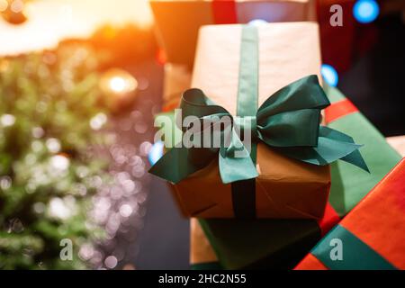 Boîtes-cadeaux avec rubans de différentes couleurs Banque D'Images