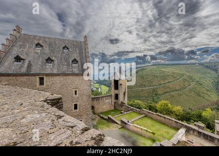 Partie de la ruine en plein air au château médiéval de Bourscheid, paysage de campagne spectaculaire avec des collines couvertes de luxuriants arbres verts à l'arrière Banque D'Images