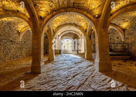 Bourscheid, Luxembourg.17 septembre 2021.Piliers, arches, plafonds et murs en pierre illuminés d'une lumière jaune à l'intérieur de la ce gothique Banque D'Images