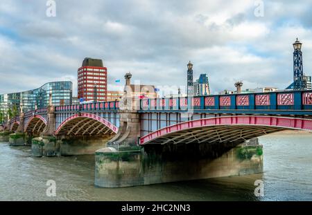 Pont Lambeth, vu de Millbank. Il s'agit d'un trafic routier et d'un pont-pied traversant la Tamise en direction est-ouest dans le centre de Londres. Banque D'Images