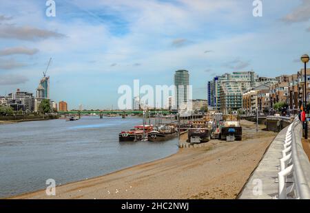 Londres, Royaume-Uni - septembre 18 2018 : vue sur la jetée de Plantation Wharf, qui abrite de nombreux habitants de bateaux et sur Clove Hitch Quay avec des maisons au bord de la rivière, à Battersea. Banque D'Images