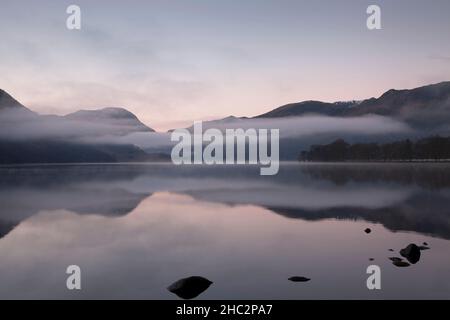 Réflexions à Ullswater à l'aube en hiver, dans le district des lacs anglais Banque D'Images