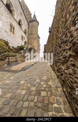 Vianden, Luxembourg.25 septembre 2021.Couloir intérieur avec sol en pierre menant à l'entrée du château, vide, mur de briques, fenêtres voûtées et a to Banque D'Images