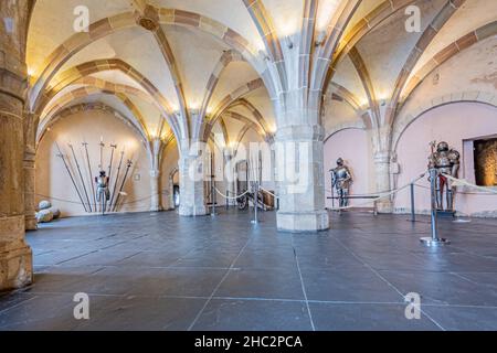 Vianden, Luxembourg.25 septembre 2021.Grand hall avec piliers et plafond avec décoration voûtée et armure métallique à l'intérieur du château de Viande, à Banque D'Images