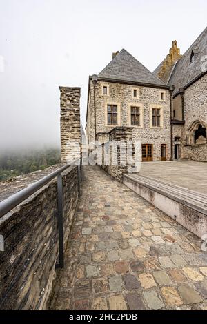 Vianden, Luxembourg.25 septembre 2021.Couloir extérieur à côté d'une cour dans le château reconstruit, partie du bâtiment avec fenêtres et thic Banque D'Images