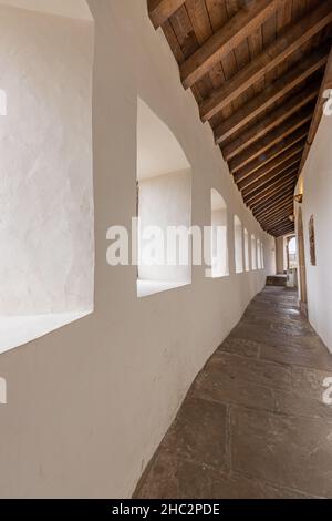 Vianden, Luxembourg.25 septembre 2021.Couloir étroit avec une porte ouverte en arrière-plan, intérieur restauré du château, murs blancs, parc à vent Banque D'Images