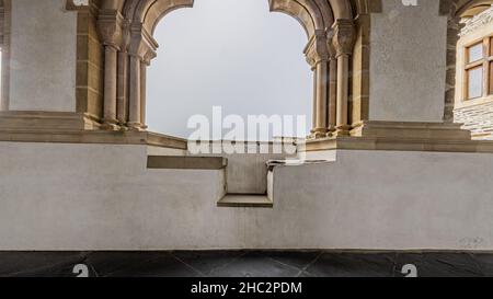 Vianden, Luxembourg.25 septembre 2021.Fenêtre ouverte voûtée dans le couloir du château restauré, endommagée et avec des détails romanaux à dos gris Banque D'Images