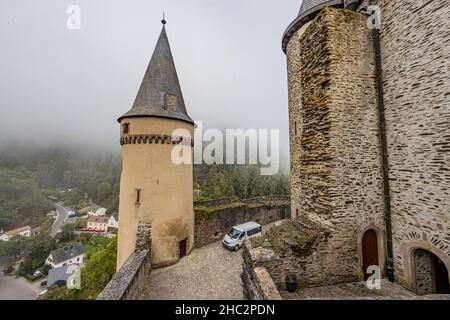 Vianden, Luxembourg.25 septembre 2021.Tour, murs en pierre du château, voiture garée, ville et vallée avec ses collines couvertes de luxuriants arbres verts avec un Banque D'Images