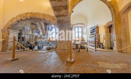 Vianden, Luxembourg.25 septembre 2021.Récréation de la cuisine du château médiéval entre piliers, murs et plafonds voûtés protégés par le verre, larg Banque D'Images