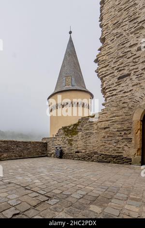 Vianden, Luxembourg.25 septembre 2021.Balcon extérieur, murs en pierre du château avec une tour en arrière-plan, froid et brumeux matin d'été Banque D'Images