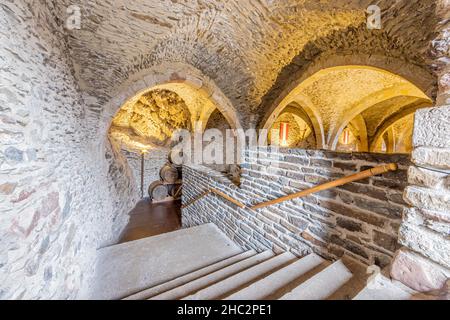 Vianden, Luxembourg.25 septembre 2021.Escaliers entre les murs en pierre menant à l'intérieur de la cave dans le château, plafonds voûtés, Barr en bois Banque D'Images