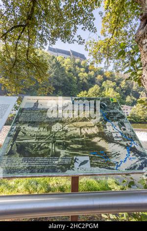 Vianden, Luxembourg.25 septembre 2021.Affiche informative des données historiques de la ville et de la rivière ont encadrée par les branches d'un arbre avec le Banque D'Images