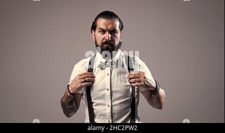 homme barbu en bretelles. homme brutal porte un noeud papillon. look tendance élégant pour homme. élégant boxeur en tenue habillée. gardien de fête. salon de coiffure. coiffeur Banque D'Images