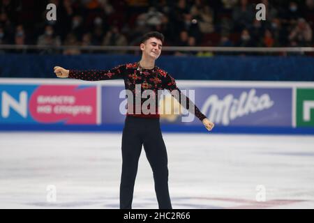 Saint-Pétersbourg, Russie.23rd décembre 2021.Artur Danielian de Russie participe au programme de courte durée pour hommes le premier jour des Rostelecom Russian Nationals 2022 du patinage artistique au Palais des sports de Yubileyny à Saint-Pétersbourg.Crédit : SOPA Images Limited/Alamy Live News Banque D'Images