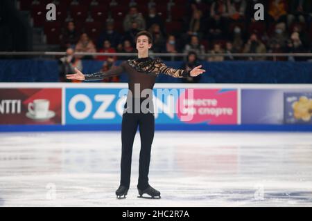 Saint-Pétersbourg, Russie.23rd décembre 2021.Petr Gumennik, de Russie, participe au programme de courts hommes le premier jour des Rostelecom Russian Nationals 2022 of Figure Skating au Palais des sports de Yubileyny à Saint-Pétersbourg.Crédit : SOPA Images Limited/Alamy Live News Banque D'Images