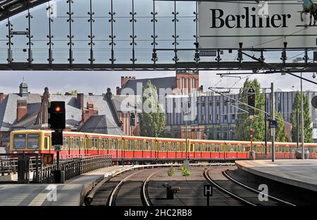 City train entrant dans la gare de Berlin Allemagne Cenral Banque D'Images