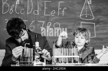 J'aime étudier à l'école.Étudier la chimie.Étudier est intéressant.Étudier dans l'activité éducative par l'expérience.Invention chimique.École Banque D'Images