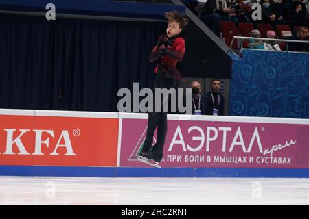 Saint-Pétersbourg, Russie.23rd décembre 2021.Eegor Rukhin de Russie est en compétition pendant le programme de courts hommes le premier jour des Rostelecom Russian Nationals 2022 de patinage artistique au Palais des sports de Yubileyny à Saint-Pétersbourg.(Photo de Maksim Konstantinov/SOPA image/Sipa USA) crédit: SIPA USA/Alay Live News Banque D'Images