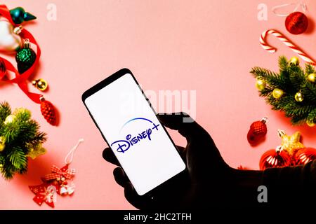 Sur cette photo, un logo Disney plus apparaît sur un smartphone. Banque D'Images