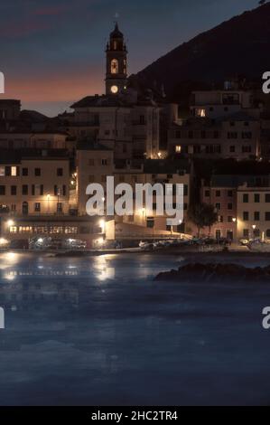 Bogliasco vu des rochers la nuit Banque D'Images