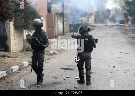 Naplouse, Cisjordanie, Palestine.23rd décembre 2021.Des soldats israéliens ont incendié des gaz lacrymogènes contre les Palestiniens pour protester contre la reconstruction de la colonie juive d'Homesh, évacuée en 2007.Des colons israéliens ont manifesté entre des villages palestiniens et ont détruit des maisons et des véhicules palestiniens.Dans le village de burqa dans la ville de Naplouse en Cisjordanie.Credit: Nasser Ishtayeh/ZUMA Wire/Alay Live News Banque D'Images