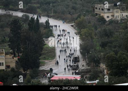 Naplouse, Cisjordanie, Palestine.23rd décembre 2021.Les colons israéliens protestent entre villages palestiniens.Les Palestiniens ont protesté contre la reconstruction de la colonie juive d'Homesh, qui a été évacuée en 2007.Des colons israéliens ont manifesté entre des villages palestiniens et détruit des maisons et des voitures palestiniennes.Dans le village de burqa dans la ville de Naplouse en Cisjordanie.Credit: Nasser Ishtayeh/ZUMA Wire/Alay Live News Banque D'Images