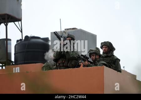 Naplouse, Cisjordanie, Palestine.23rd décembre 2021.Des soldats israéliens ont incendié des gaz lacrymogènes contre les Palestiniens pour protester contre la reconstruction de la colonie juive d'Homesh, évacuée en 2007.Des colons israéliens ont manifesté entre des villages palestiniens et ont détruit des maisons et des véhicules palestiniens.Dans le village de burqa dans la ville de Naplouse en Cisjordanie.Credit: Nasser Ishtayeh/ZUMA Wire/Alay Live News Banque D'Images