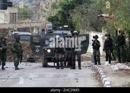 Naplouse, Cisjordanie, Palestine.23rd décembre 2021.Des soldats israéliens visant les Palestiniens protestant contre la reconstruction de la colonie juive d'Homesh, évacués en 2007.Des colons israéliens ont manifesté entre des villages palestiniens et ont détruit des maisons et des véhicules palestiniens.Dans le village de burqa dans la ville de Naplouse en Cisjordanie.Credit: Nasser Ishtayeh/ZUMA Wire/Alay Live News Banque D'Images