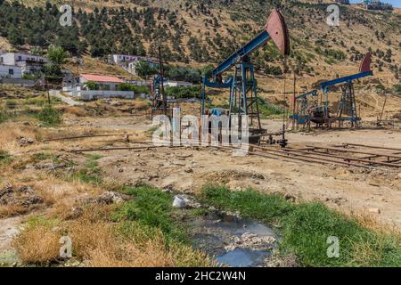 Derricks pétroliers dans la banlieue de Bakou, Azerbaïdjan Banque D'Images