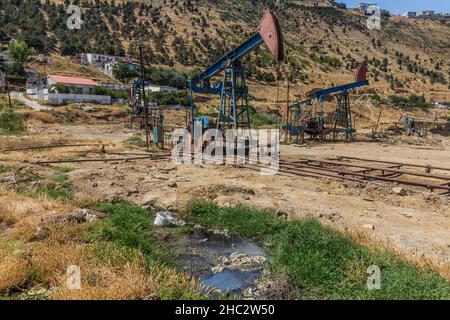 Derricks pétroliers dans la banlieue de Bakou, Azerbaïdjan Banque D'Images