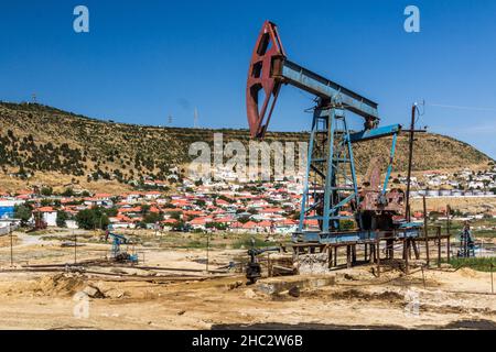 Derricks pétroliers dans la banlieue de Bakou, Azerbaïdjan Banque D'Images