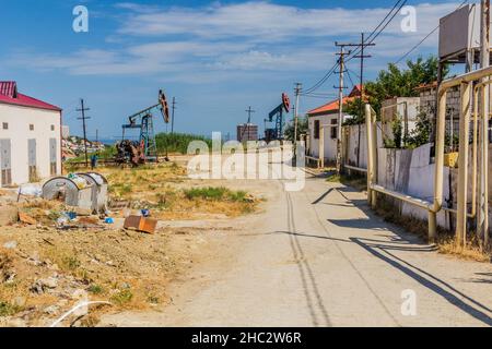 Derricks pétroliers dans la banlieue de Bakou, Azerbaïdjan Banque D'Images