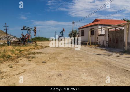 Derricks pétroliers dans la banlieue de Bakou, Azerbaïdjan Banque D'Images