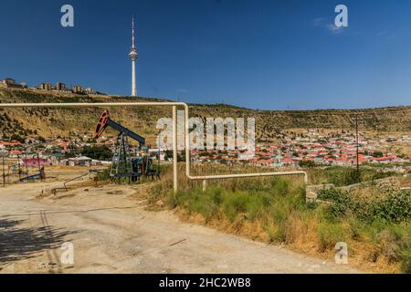 Derricks pétroliers dans la banlieue de Bakou, Azerbaïdjan Banque D'Images