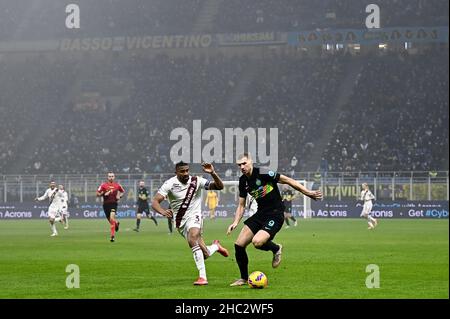 Milan, Italie.22nd décembre 2021.Edin Dzeko du FC Internazionale est défié par Gleison Bremer du FC Torino lors du match de football Serie A entre le FC Internazionale et le FC Torino.Credit: Nicolò Campo/Alay Live News Banque D'Images