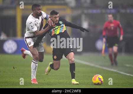 Milan, Italie.22nd décembre 2021.Alexis Sanchez du FC Internazionale est défié par Gleison Bremer du FC Torino lors du match de football Serie A entre le FC Internazionale et le FC Torino.Credit: Nicolò Campo/Alay Live News Banque D'Images