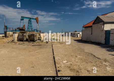 Derrick pétrolier dans la banlieue de Bakou, Azerbaïdjan Banque D'Images