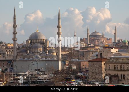 Les deux structures les plus importantes de la péninsule historique sont la Nouvelle mosquée en façade et la basilique Sainte-Sophie en arrière-plan à Fatih Istanbul Banque D'Images