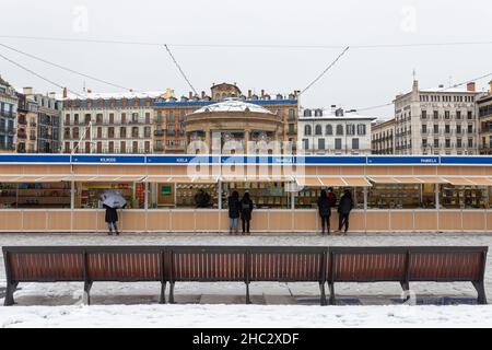 Pampelune, Espagne - 28 novembre 2021 - Cinquième Foire de l'édition Navarre sur la place Plaza del Castillo. Banque D'Images