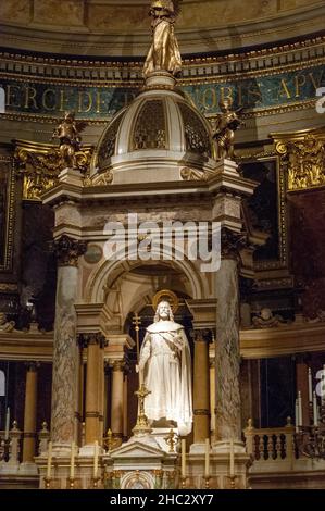 L'autel de la basilique Saint-Étienne, co-cathédrale catholique romaine, Budapest, Hongrie, Europe. Banque D'Images