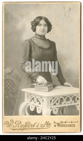 Photographie antique de c1870, femme à Varsovie, Pologne.SOURCE : TIRAGE PHOTOGRAPHIQUE ORIGINAL Banque D'Images