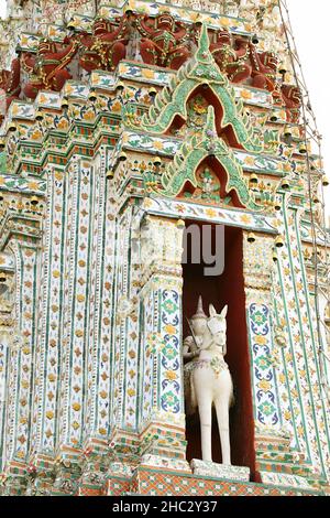 Haut de Wat Arun satellite Prang avec Wind God ou Phra Phai à cheval, Temple de l'Aube, Bangkok, Thaïlande Banque D'Images