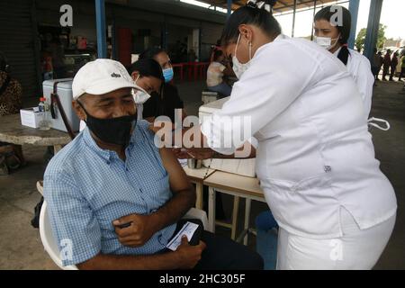 San Francisco, Venezuela.23rd décembre 2021.Le personnel médical vénézuélien a placé la deuxième dose du vaccin contre Covid-19 à un grand nombre de personnes ce jeudi 23 décembre 2021 dans la ville de San Francisco, au Venezuela.Après l'annonce faite par le président Nicolás Maduro, il a rapporté que la variante omicron est arrivée au Venezuela, sept cas ont été détectés.La vaccination de rappel commencera en janvier et précise que les troisièmes doses commenceront à être distribuées à partir du 3 janvier 2022.(Photo par Humberto Matheus/Sipa USA) crédit: SIPA USA/Alay Live News Banque D'Images