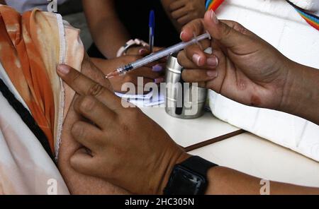 San Francisco, Venezuela.23rd décembre 2021.Le personnel médical vénézuélien a placé la deuxième dose du vaccin contre Covid-19 à un grand nombre de personnes ce jeudi 23 décembre 2021 dans la ville de San Francisco, au Venezuela.Après l'annonce faite par le président Nicolás Maduro, il a rapporté que la variante omicron est arrivée au Venezuela, sept cas ont été détectés.La vaccination de rappel commencera en janvier et précise que les troisièmes doses commenceront à être distribuées à partir du 3 janvier 2022.(Photo par Humberto Matheus/Sipa USA) crédit: SIPA USA/Alay Live News Banque D'Images