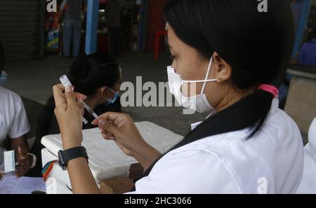 San Francisco, Venezuela.23rd décembre 2021.Le personnel médical vénézuélien a placé la deuxième dose du vaccin contre Covid-19 à un grand nombre de personnes ce jeudi 23 décembre 2021 dans la ville de San Francisco, au Venezuela.Après l'annonce faite par le président Nicolás Maduro, il a rapporté que la variante omicron est arrivée au Venezuela, sept cas ont été détectés.La vaccination de rappel commencera en janvier et précise que les troisièmes doses commenceront à être distribuées à partir du 3 janvier 2022.(Photo par Humberto Matheus/Sipa USA) crédit: SIPA USA/Alay Live News Banque D'Images