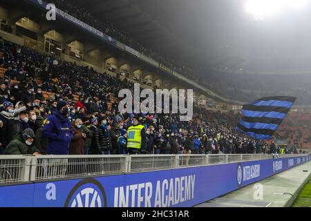 Milan, Italie.22nd décembre 2021.Supporters du FC Internazionale lors de la série Un match de football 2021/22 entre le FC Internazionale et le FC Torino au stade Giuseppe Meazza, Milan, Italie, le 22 décembre 2021 crédit: Independent photo Agency/Alay Live News Banque D'Images